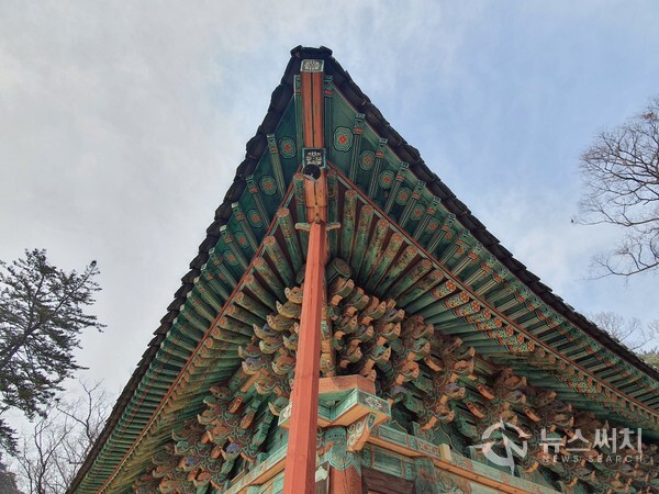 충남 공주 마곡사 대웅보전 처마