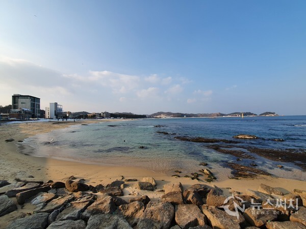 공현진2리 해변. 수뭇개바위로 유명한 공현진항 북쪽에 공현진2리 해변이 있는데 전형적인 동해안 해수욕장 중 하나이다.