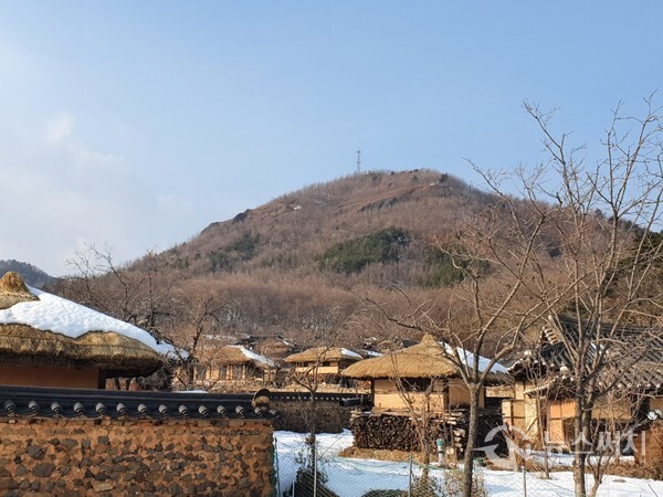 고성 왕곡마을. 강원 고성군 죽왕면 오봉리 송지호 안쪽에 오봉산 아래 펼쳐진 전통한옥마을이 있는데 바로 ‘왕곡마을’이다. 고성 왕곡마을은 마을을 둘러싸고 있는 5개의 봉우리로 인하여 6.25 전쟁 중에도 폭격을 한 번도 당하지 않아 19세기를 전후하여 건립된 북방식 전통한옥이 스무 채 이상 보존되어 있는데, 영화 ‘동주’의 촬영지로도 유명하다.