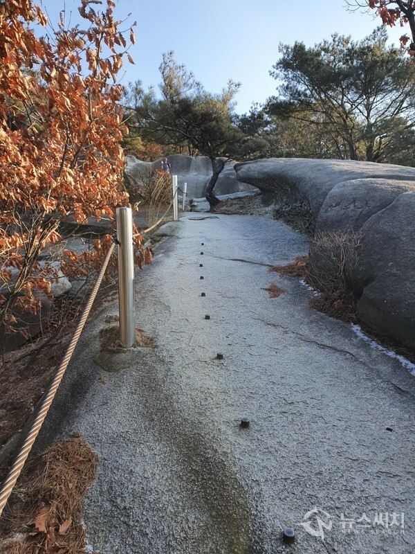 귀임봉 올라가는 길. 수락산 노원골에서 우측 능선길을 따라 걷다보면 수락산 남쪽 봉우리 중 하나인 ‘귀임봉’으로 올라가는 바위 길이 나온다. 