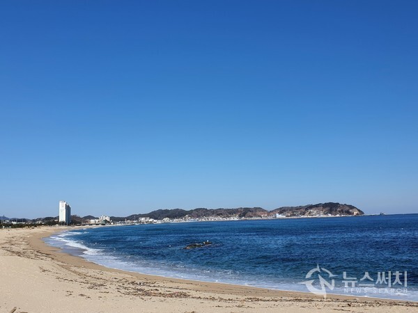 송포리해변과 거진읍내. 강원 고성군 거진읍 반암리에서 북쪽으로 걷다보면 송포리가 나온다. 송포리해변은 길게 펼쳐져 있어 거진해변과 연결된다. 송포리해변에서는 멀리 고성 거진읍 읍내와 거진항, 거진해맞이봉 등이 한눈에 조망된다.
