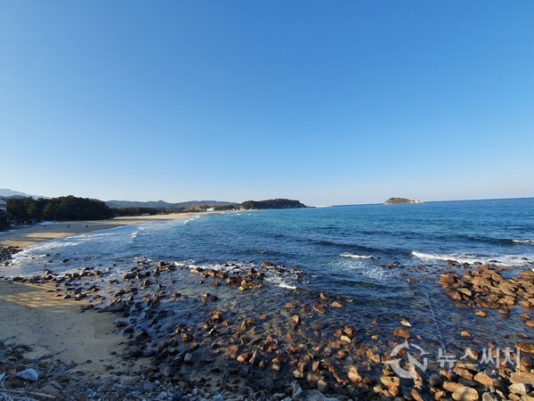  화진포해변. 석호(潟湖)인 화진포 호수 밖 바다에 접한 해변이 바로 ‘화진포해변’인데 송림 사이로 내려다보이는 수려한 풍치의 바닷가로 유명하다. 수만년 동안 바위와 조개껍질이 부서져 만들어진 백사장은 수심이 얕고 해저가 눈으로 보여 여름 뿐만 아니라 사시사철 관광객들이 끊이지 않는 명소이다.