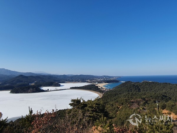 응봉 정상에서 바라본 화진포 풍경. 강원 고성군 거진항 뒷편에 있는 거진해맞이봉에서 북쪽방향으로 산길로 약 1시간 10여분 정도 걸어가면 고성군 거진읍 화포리에 화진포를 파노라마처럼 한눈에 조망할 수 있는 '응봉' 정상에 도착하게 된다. ‘응봉’ 정상은 해발 122m 높이로, 응봉 정상에서는 넓은 화진포 호수, 김일성별장, 이승만별장, 이기붕별장과 동해바다의 절경이 한 눈에 파노라마처럼 조망된다.