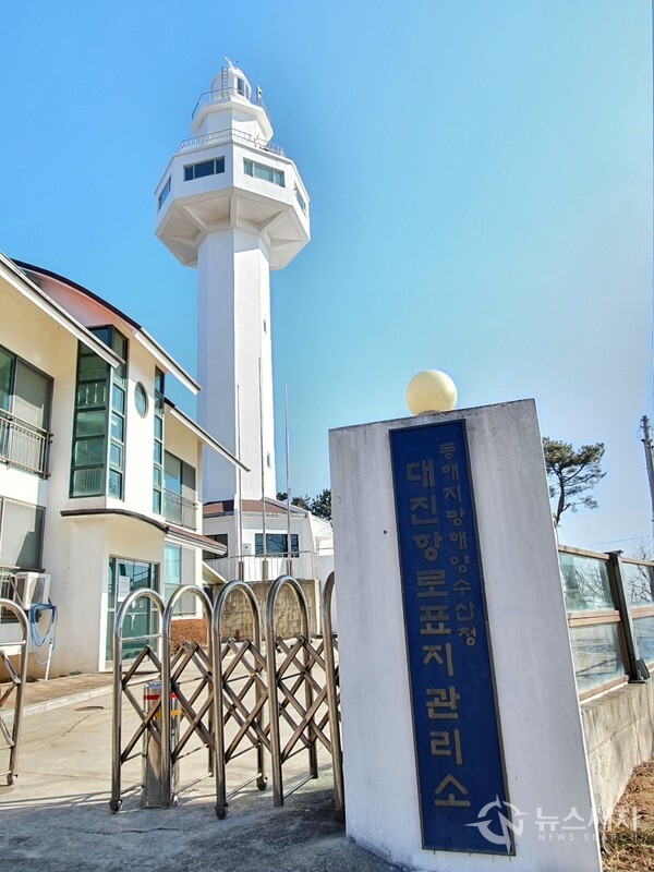 대진등대. 대진항에서 약간 경사가 있는 산길을 오르다보면 봉우리 정상에 하얀 등대가 있는데 바로 '대진등대'이다. ‘대진등대’는 팔각형 콘크리트 건물로 우리나라 최북단 유인등대인데, 대진등대에서는 남쪽으로 대진항이 한눈에 보이고 북쪽으로 마차진해변이 조망된다.