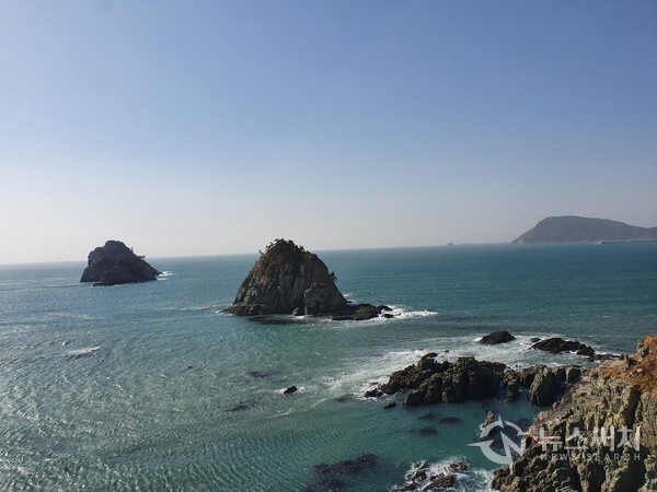 오륙도해맞이공원에서 바라본 오륙도. 부산 남구 용호동에는 오륙도해맞이공원이 있다. 오륙도해맞이공원 앞에는 절벽에서 바다 쪽으로 길게 조성된 ‘오륙도스카이워크’가 유명하다. 오륙도스카이워크를 걷다보면 절벽 위에 설치된 스카이워크 전망대 유리바닥 아래 출렁이는 파란  바다를 온몸으로 느낄 수 있다. 오륙도를 기준으로 동해와 남해바다가 나뉜다. 오륙도해맞이공원에서 동북쪽 방향 이기대공원 방향으로 가면 ‘해파랑길’이 펼쳐져 있고, 오륙도해맞이공원에서 신선대 방향으로 가면 ‘남파랑길’이 펼쳐져 있다.