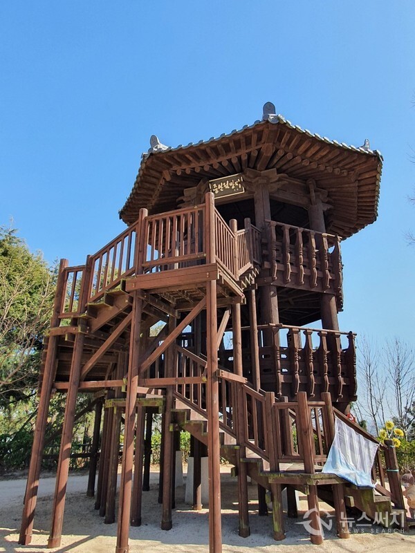 증산전망대. 부산 동구 범일동과 좌천동 일대에 증산(甑山)이 있다. ‘증산(甑山)’이라는 지명은 산의 모양이 시루와 가마솥처럼 생긴 것에서 유래된 것으로, ‘부산(釜山)’이라는 지명도 여기에서 유래되었다는 설이 있다. 증산일대에 증산공원이 조성되어 있는데 증산공원 가운데 ‘증산전망대’가 있다. 증산전망대에서는 남쪽으로 부산항과 부산역이 한눈에 조망된다.