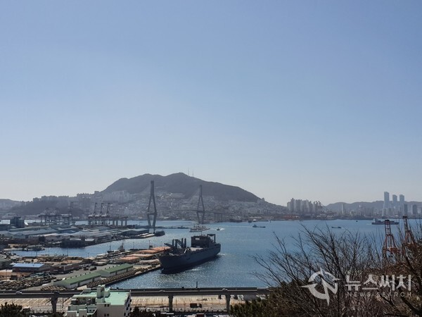우암동 도시숲에서 바라본 8부두와 영도섬. 우암동 도시숲 안에는 '우암정'이라는 정자가 있는데, 우암정에서는 가까이는 감만부두, 항만운영단, 8부두 등이 조망되며, 멀리는 영도 섬과 영도와 감만동을 연결하는 부산항대교 등이 뚜렷이 조망된다.