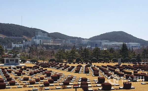 UN기념묘지. 부산 남구 대연동에는 1951년 유엔군사령부가 한국전쟁 당시 한국에 파병되었던 유엔군의 유해를 안장하기 위해 조성된 ‘UN기념묘지’가 있다. 유엔총회에서 ‘유엔기념묘지’로 지명한 세계 유일의 묘지로 기념탑, 예배당 등 건물도 함께 있어 공원으로 조성되어 있다.
