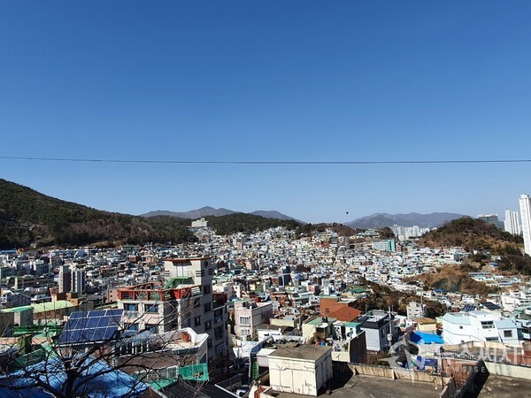증산전망대에서 바라본 범일동 모습. 부산 동구 증산공원 안에 있는 증산전망대에 오르면 동북쪽으로 범일동 모습이 한눈에 조망된다. 부산 동구 범일동은 부산의 구 도심 중 하나로 전형적인 부산 산동네 모습을 아직까지 간직하고 있다.