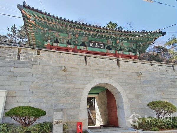 부산진성(釜山鎭城) 건춘문(建春門). ‘부산진(釜山鎭)’은 조선시대 경상좌도 수군사령부가 주둔하던 군사적 요충지로, 군사와 물자를 보호하기 위하여 증산(甑山) 아래 부산진성(釜山鎭城)을 쌓았다. 부산진성(釜山鎭城) 동서남북으로 문(門)을 만들었는데 동쪽에 있는 문을 ‘진동문’이라 불렀다. 일제 강점기에 부산진성을 철거하면서 옛 모습이 거의 사라졌으나 1974년 부산진성 정화사업 때 옛 진동문이 있던 곳에 ‘건춘문(建春門)’을 복원하였다.