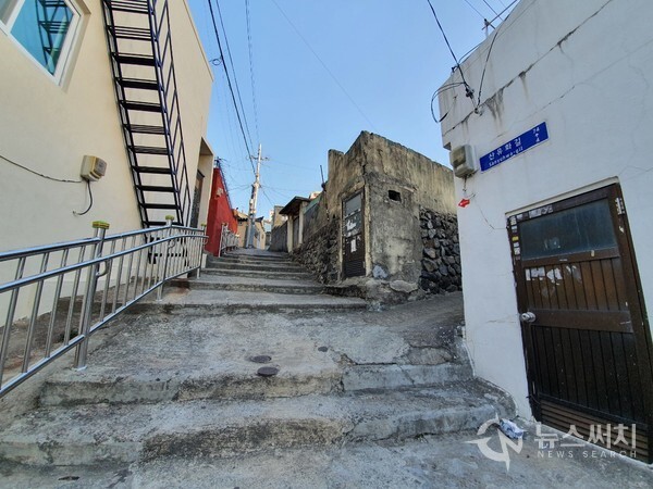 부산 영도구 봉래동언덕길 골목. 영도구 봉래동 주택가에서 봉래산 정상 방향 봉래산 둘레길로 올라가기 위해서는 낡은 주택들이 많은 경사진 골목길을 지나야 된다. 아직도 서민들이 많이 모여 사는 영도의 오래된 골목 중 하나이다.