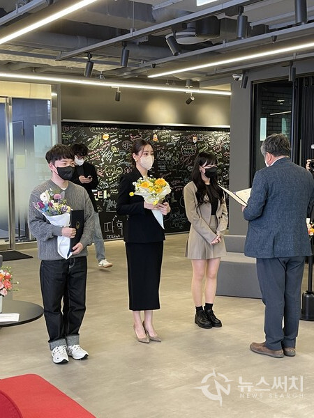 ▲4월 13일 샌드박스네트워크에서 한상혁 위원장이 크리에이터 홍보대사들에게 임명장을 수여하고 있다.