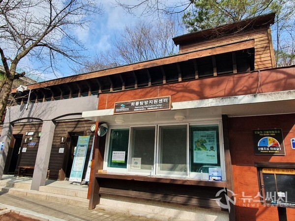 회룡탐방지원센터. 북한산국립공원에는 여러 개의 탐방지원센터가 있다. 그 중 의정부시 호원동에 ‘회룡탐방지원센터’가 있다. 회룡탐방지원센터는 회룡계곡의 초입에 있으며 사패능선과 범골능선으로 진입하려는 등산객들이 접근 지점으로 널리 이용하는 곳이다. 