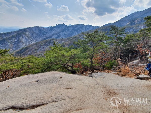 도봉산 마당바위. 도봉산 정상에서 도봉산역으로 하산하는 길 가운데 해발 448m 높이에 널따란 바위가 위치하고 있는데, 바로 도봉산 등산객들이 휴식장소로 널리 이용하는 ‘마당바위’이다. 모양이 마당처럼 넓직하여 ‘마당바위’란 이름이 붙여졌다고 한다. 사방으로 펼쳐진 조망이 빼어난 곳으로 오른쪽 아래로는 밤골계곡이 백운대로 향하고, 왼쪽으로는 효자리계곡을 건너 상장능선이 이어진다. 