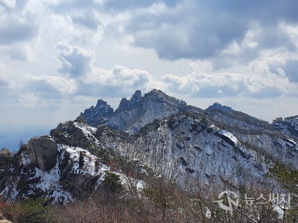 눈 덮인 도봉산 포대능선. ‘포대능선’은 도봉산 주봉인 자운봉에서 뻗어진 약 1.4km 길이의 능선으로 능선 중간에 대공포 진지인 포대가 있었다고 해서 불려진 이름이다. 포대능선은 북쪽 사패산 방향으로 회룡계곡, 원도봉계곡과 이어진다. 필자가 산행을 한 3월 20일 전날 서울과 경기도에 때 늦은 많은 눈이 내렸기에 하얀 눈이 포대능선에 쌓여 아름다운 풍경을 자아내고 있었다.