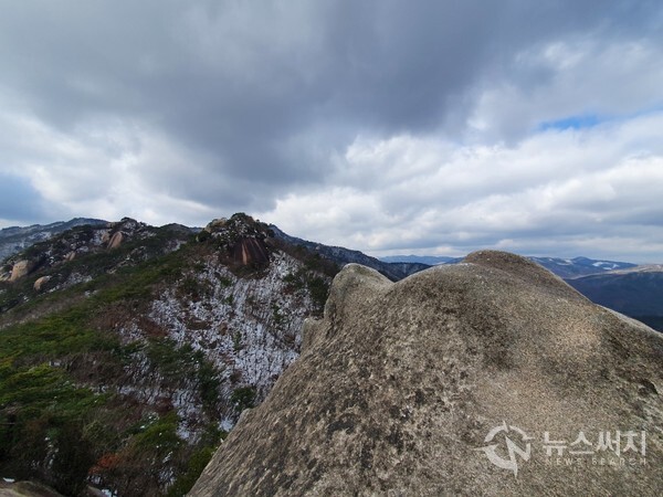 사패산 1보루에서 바라본 사패능선. 회룡사 석굴암 뒤쪽으로 범골능선이 펼쳐져 있는데 범골능선에 ‘상상봉’이라는 봉우리가 있다. 이 ‘상상봉’에 사패산 1보루가 자리잡고 있다. ‘상상봉’에는 다양한 형상의 바위가 자리잡고 있어 진기한 풍광을 자랑하며 사패능선 뿐만 아니라 멀리 도봉산의 여러 능선에 있는 봉우리들도 한눈에 조망된다.