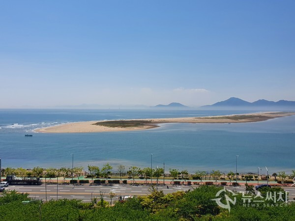 아미산전망대에서 바라본 낙동강 하구. 낙동강 하구 삼각주의 모습을 가장 잘 조망할 수 있는 곳이 바로 ‘아미산전망대’이다. 다대포해수욕장에서 급경사의 나무계단길을 올라가면 도착하게 되는데, 아미산전망대에서 바라보는 낙동강 삼각주의 모습은 모래와 바닷물이 만들어내는 최고의 합작품이라 할 것이다.