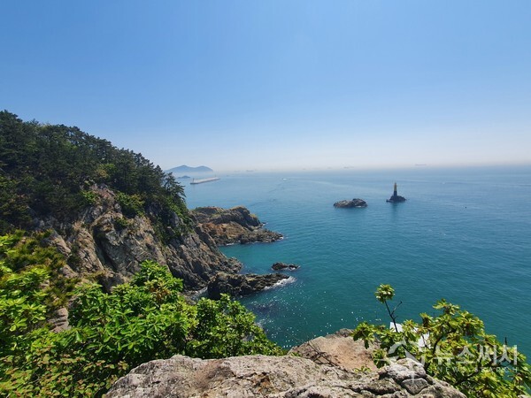 두송반도 전망대에서 바라본 남해바다. 부산 사하구 감천항 남쪽 구평동 산길로 접어들어 남쪽으로 가다보면 두송반도 끝부분에 도착하게 된다. ‘두송반도’는 서쪽 다대반도와 동쪽 암남반도 사이에 있다. 두송반도 전망대에서는 파아란 남해바다가 눈앞에 펼쳐져 있고, 동쪽으로는 암남반도와 두도가 한 눈에 보이며, 서쪽으로는 다대반도와 몰운대, 쥐섬 등이 한눈에 조망되는 최적의 전망명소이다.