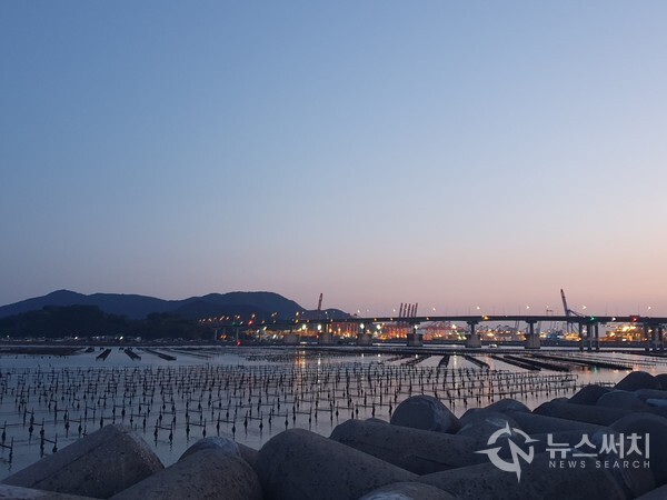 녹산산단 해안산책로에서 바라본 부산신항 야경. 부산 강서구 녹산산업단지 서쪽에는  ‘부산신항’이 있다. ‘부산신항’은 부산 강서구와 경남 창원시 진해구에 걸쳐 있는 국제무역항으로 포화상태인 부산 북항을 대체하여 부산의 서쪽 끝에 새롭게 건설된 컨테이너 항만인데, 현재 우리나라에서 물동량이 제일 많은 항만이다. 녹산산단 해안산책로를 야간에 걷노라면 부산신항에서 내뿜는 화려한 불빛의 향연을 만끽할 수 있다.