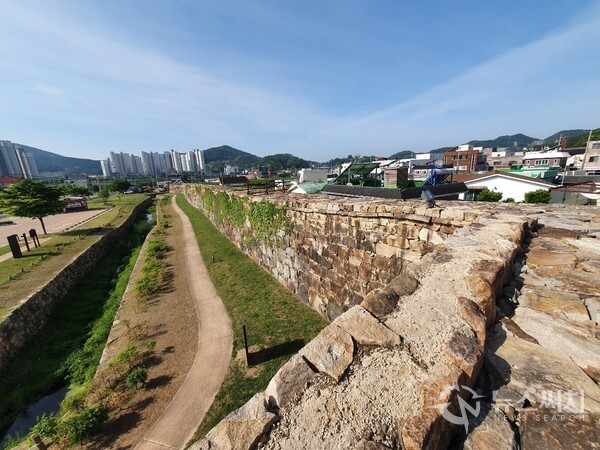 창원 웅천읍성 성벽과 해자. 창원시 진해구 웅천동 중심부에는 ‘웅천읍성’이 있다. 웅천읍성에는 원래 4개의 대문이 있었는데 현재는 동벽과 동문터만 남아있고 서벽과 남벽은 일부만, 북벽은 흔적도 없는 상태이다. 현재 웅천읍성의 성벽과 해자 일부가 복원되어 있다.