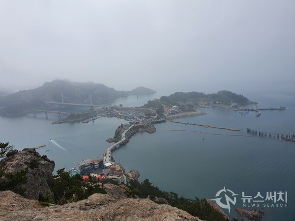 대장봉 정상에서 바라본 장자도와 선유도. 전북 군산시 옥도면에는 '고군산군도' 라는 섬들이 있다. 군산시에서 남서쪽으로 약 50km 정도 떨어진 곳에 있는 63개의 섬들을 말하는데, 야미도, 신시도, 무녀도, 선유도, 장자도, 대장도는 새만금방조제와 다리로 연결되어 있다. 대장도에서 가장 높은 곳은 해발 142m 높이의 ‘대장봉’인데, 대장봉에서 바라보는 고군산군도와 서해바다의 전경은 대한민국 최고의 섬 풍경 중 하나로 꼽힐 정도로 환상적이다. ‘대장봉’에서 남쪽 방향으로 ‘장자도’가 있고 장자도 동쪽에 ‘선유도’가 있다.