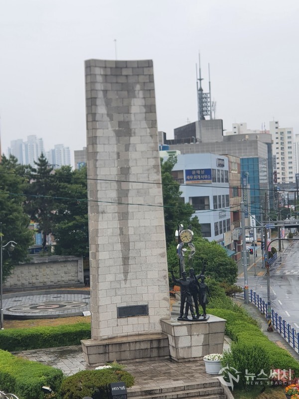 서성동 3.15의거 기념탑. 창원시 마산합포구 서성동 삼거리 교차로에는 4.19혁명의 도화선이 된 마산 3.15 의거를 기념하는 높이 12m의 삼각석탑이 있는데, 3.15 마산의거의 역사적 의미를 나타내고 있다.