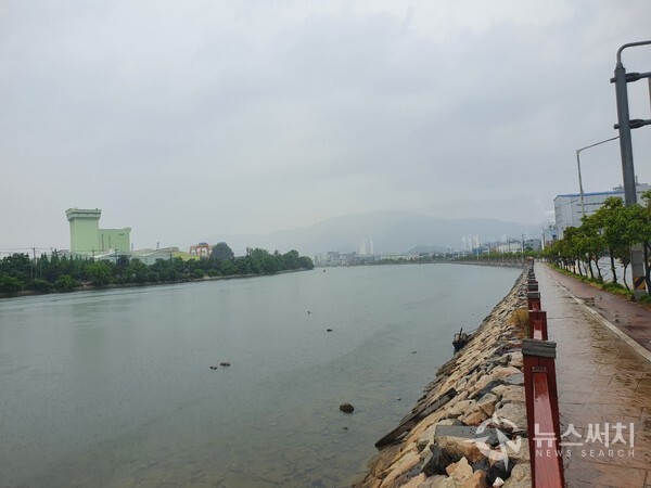 남천(南川)과 마산만. ‘창원 남천(南川)’은 창원시 성산구 천선동에서 발원하여 창원시 마산회원구 봉암동에서 마산만 바다로 유입하는 하천으로 ‘봉암천’이라고도 한다. 옛날 남천 하류에는 충적지상에 논과 염전이 많았는데 1970년대 창원종합기계공업단지가 조성되었다. 남천(南川)이 마산만에 합류하는 곳에는 해변(수변) 산책로 등이 만들어져 있다.