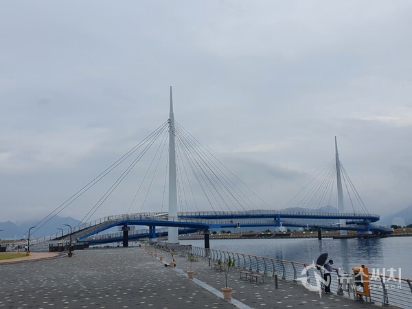 마산항 중앙부두공원 보도교. 마산항 중앙부두, 제1부두, 서항부두는 과거 마산항만의 중심부였으나 2012년 중앙부두 앞 매립지의 해양신도시 건설사업으로 인해 폐쇄되었다. 그 뒤 다양한 테마시설을 갖춘 수변친수공원으로 조성 중이다. 중앙부두의 경우도 공원으로 조성되었고 건너편 매립지인 해양신도시를 연결하는 8자형 사장교 형식의 보도교를 건설하였는데 많은 관광객들이 찾는 명소로 유명해졌다.