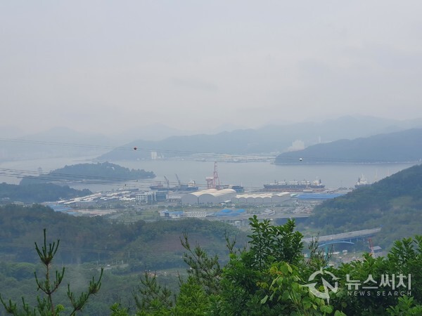 청량산 숲길 전망대에서 바라본 가포신항. 마산항 중앙부두, 제1부두, 서항부두가 사실상 부두로서의 기능을 상실한 후 2015년 가포동에 가포신항을 개장하였다. 가포신항은 돝섬과 마창대교 사이 마산만 입구 서쪽에 있다. 청량산 숲길 임도에 있는 전망대에서는 동북쪽 아래 가포신항이 한눈에 보인다.