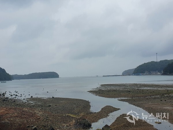 구산면 마전리 갯벌. 창원시 마산합포구 구산면 마전리 구서분교 앞은 바로 바닷가 갯벌이다. 이 갯벌 남쪽 석곡리에는 해양드라마세트장이 건립되어 있다. 마전리 갯벌에는 예전에는 염전이 있었다고 한다.