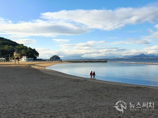 광암해수욕장. ‘광암해수욕장’은 경남 창원시 마산합포구 진동면 요장리에 있는 해수욕장으로, 현재 창원시에 있는 유일한 해수욕장이다. 1970년대에 마산만에 있던 ‘가포해수욕장’이 환경오염으로 폐쇄되자 당시 창원군에서 굴껍질과 자갈밭으로 이루어진 갯벌이었던 이곳에 모래를 쌓아 만든 인공 해수욕장이다. 수심이 얕고 바닷물이 깨끗하며 항상 따뜻한 수온을 유지하고 있으며, 물결이 잔잔하고 갯벌이 발달하여 가족피서지로 널리 알려져 있다. 다년간 폐쇄되었다가 2018년 재개장한 뒤 지금은 여름철 창원시민이 널리 사용하고 있다.
