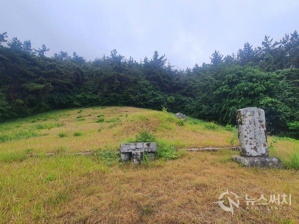 제말장군묘(諸沫將軍墓). 경남 창원시 마산합포구 진동면 다구리 도로변에는 ‘제말장군묘’가 있다. ‘제말(諸沫)장군’은 임진왜란 때 의병장으로 웅천, 김해, 문경 등에서 왜적을 무찔렀으며 성주목사에 임명되어 왜적과 전투 중 사망하신 장군이다. 제말(諸沫)장군은 날아다니듯 빠르다 하여 “비(飛)장군”이라 불리웠으며 왜적도 제말(諸沫)장군을 두려워하여 싸우기를 피했다고 한다. 제말장군묘에서는 남쪽으로 다구항과 죽도 등 남해 바다가 한눈에 조망되는데 그 풍광이 일품이다.