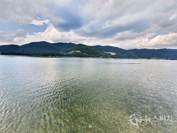 당동만 바다. 경남 고성군 동해면 남쪽에 거류면 당동리가 있으며 당동리 남쪽은 통영시 광도면 황리이다. 고성군 동해면 남쪽 바다는 거류면 당동리에서 안쪽으로 들어가는 지형이라서 당동리 앞 바다는 잔잔한 만을 이루고 있다. 이 당동만 바다는 안쪽으로 ‘당동항’을 이루고 있고 화당리에서는 안쪽으로 만입되어 포구를 이루고 잇다. 이 화당리 포구에 조선후기 때 ‘남촌진’이라는 수군기지가 있었는데 이곳이 임진왜란 때 이순신 장군께서 승전을 한 ‘적진포’라는 견해가 유력하게 제시되고 있다. 당동만 바다는 지형상 잔잔한 호수같은 포근한 느낌을 주는 바다이다.