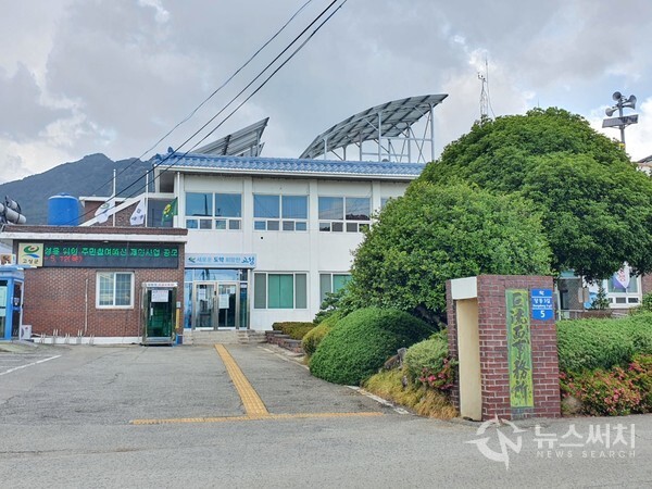 거류면사무소. 경남 고성군 동부에 ‘거류면’이 있다. 인근에 있는 해발 571m의 거류산의 이름을 따서 ‘거류면’이라고 명명하였다. 마동호를 경계로 거류면 북쪽이 마암면이고 거류면 동쪽은 동해면, 거류면 서쪽은 고성읍이다. 거류면의 중심부는 당동리인데, 당동리에는 거류면사무소, 거류초등학교, 고성동중학교, 고성동부농협 등이 위치해 있다. 요즈음은 면사무소라고 부르지 않고 행정복지센터 등으로 부르는데, 예전에 설치된 ‘거류면사무소’ 동판이 아직 남아있다.