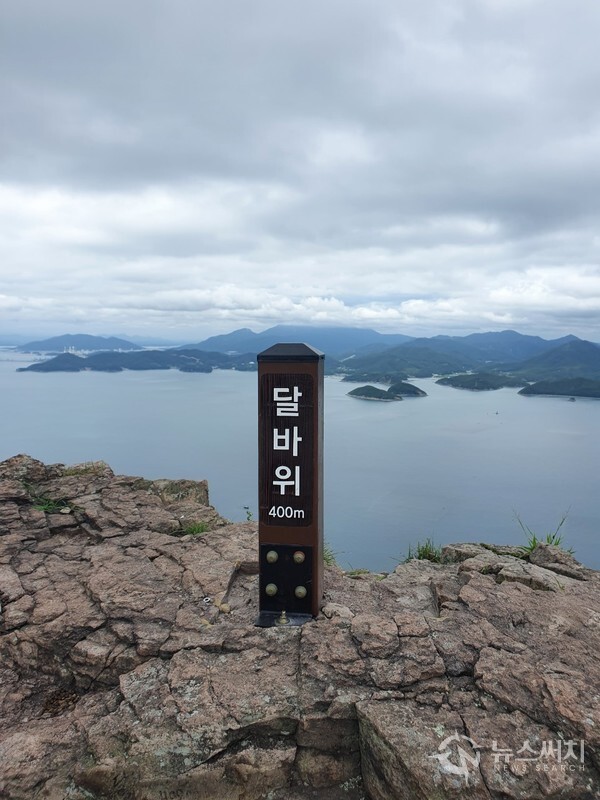 사량도 달바위봉 정상목. 사량도 윗섬에서 가장 높은 곳은 해발 400m 높이의 ‘달바위봉’이다. ‘월영봉’이라고 하기도 하는데, ‘불모산’과 ‘달바위봉’이 혼용되기도 하고 근처에 있는 다른 두 곳을 구분해서 따로 부르기도 한다. 달바위봉 정상에는 최근 제작되어 설치된 정상 표지목이 자리잡고 있다. 