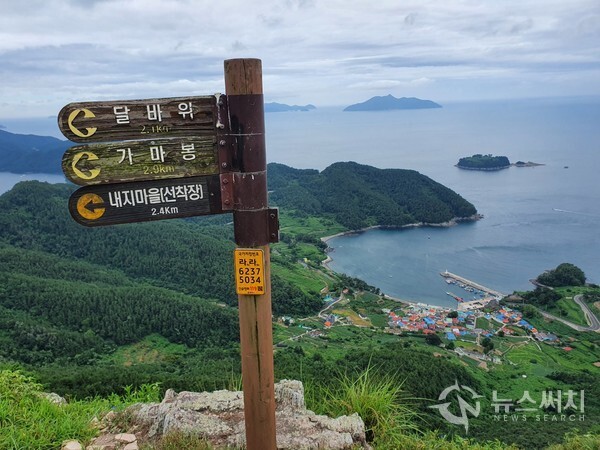 사량도 지리산 정상에서 바라본 돈지항 풍경. 사량도 지리산 정상에서는 돈지항이 바로 눈 아래 보이고 멀리 사량도 아랫섬과 욕지도 및 인근 바다가 한눈에 조망된다. 사량면은 금평리, 돈지리, 읍덕리, 양지리 총 4개리가 있는데, 돈지항은 돈지리의 가장 중심 동네인 돈지마을에 있는 어항이다.