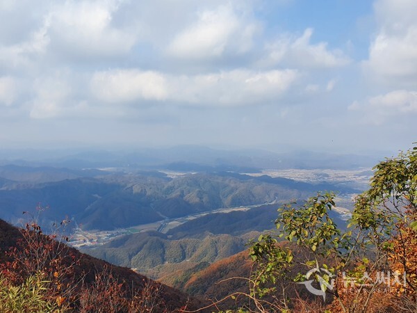 삼각봉 정상에서 바라본 철원읍 풍경. 고대산 정상부 3개 봉우리 중 가운데 있는 ‘삼각봉’에서는 북쪽으로 강원도 철원군 철원읍의 풍경이 한눈에 조망된다. 6·25전쟁 때 격전지였던 ‘백마고지’ 뿐만 아니라 멀리 북녘의 산들도 보인다. 