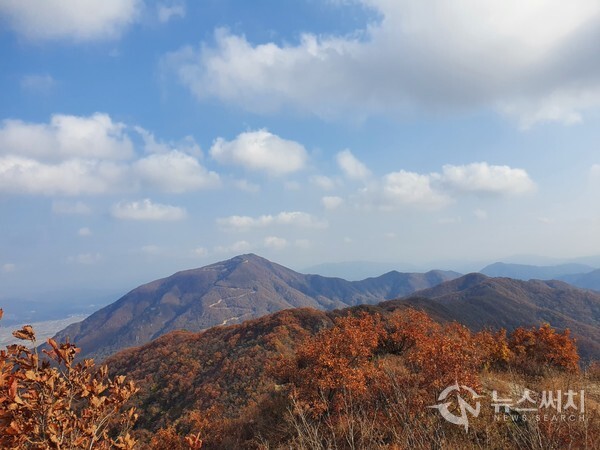 고대봉 정상에서 바라본 금학산. 고대산 정상에서는 북쪽으로 철원읍과 철원평야 및 동송읍 등이 한눈에 조망된다. 6·25전쟁 때 격전지로 유명한 ‘백마고지’가 손에 잡힐 듯 보이며, 철원 노동당사 및 한탄강 등도 그리 멀지 않게 느껴진다. 또한 동남쪽으로 정상인근에 있는 마애석불로 유명한 해발 947m 높이의 ‘금학산’도 조망된다. ‘금학산’은 강원도 철원군 동송읍 이평리에 소재해 있다. 