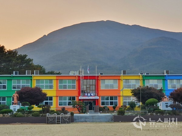 화순초교 이서분교. ‘화순초교 이서분교’는 전남 화순군 이서면 야사리에 있던 이서초등학교가 1992년 현 위치(영평리)로 이전하였고, 취학연령 감소로 2011년 이서초등학교가 ‘화순초교 이서분교’로 격하된 것이다. 