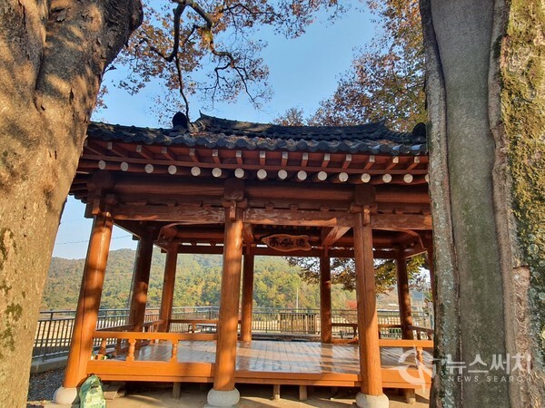무동마을 삼거리 정자. 무돌길 제6길 ‘백남정재길’은 전남 담양구간 두 번째 길로 담양군 가사문학면 경상리 ‘경상마을’ 정자에서 시작하여 ‘경상저수지’를 끼고 산자락을 올라 호남정맥이 무등산으로 이어지는 험한 고개인 ‘백남정재’를 넘은 뒤 무동리 ‘무동마을’ 삼거리 정자에서 끝나게 된다.  