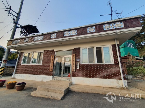 전남 화순군 이서면 용강마을회관. 무돌길 제7길 ‘이서길’ 도중에 ‘용강마을’이 있다. 용강마을 도로면에 마을회관이 자리잡고 있는데 넉넉한 시골인심을 말해주고 있다. 