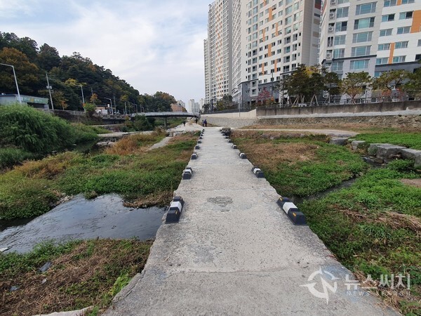 광주천길. 무돌길 제14길 ‘광주천길’은 광주 동구 선교동 교동교 인근에서 광주천에 진입한 뒤 광주천 수변으로 난 길을 따라 걸어 내남동, 월남동, 소태동, 학동을 통과한 뒤 학동 남광주시장 입구까지 연결된 하천변 산책길이다. 광주천 상류부근인 내남동, 월남동 부근은 시골 하천과 같이 맑은 물과 수초, 나무들이 자라고 있는 녹색자연의 느낌이 물씬 뿜어나는 곳이다. 또한 ‘광주천길’은 광주도심에 있는 유일한 수변 녹지공간으로 둔치식물과 수생식물, 여러 종류의 새들과 물고기를 볼 수 있는 자연친화적인 공간이다. 