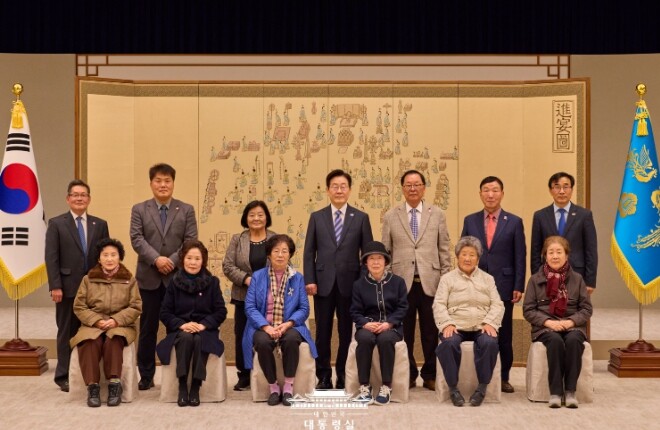 이재명 대통령, 민가협 초청 오찬 간...