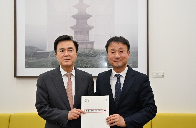 충남도, 행정통합 들고 국회 찾은 김...