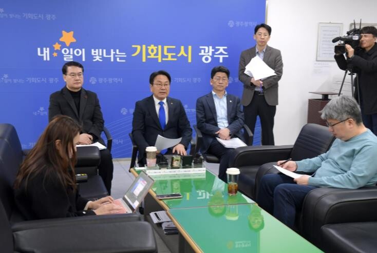 광주광역시 강기정 시장, 행안위 통과...