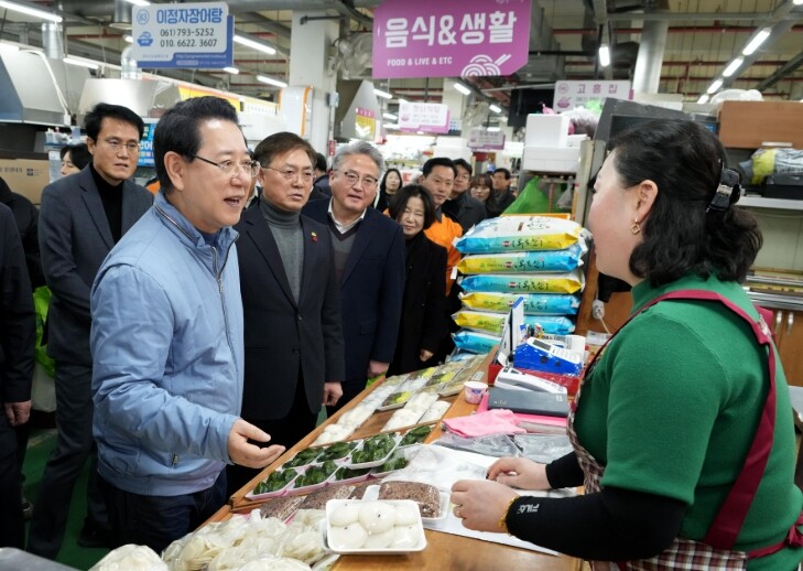 김영록 지사, 전통시장 살피며 민생경...