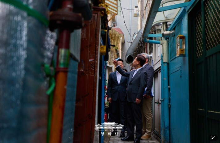 이재명 대통령, 돈의동 쪽방촌 방문