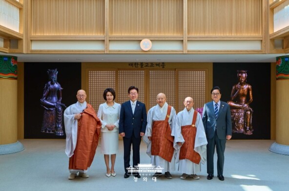 이재명 대통령 부부, 조계사 사전 환...
