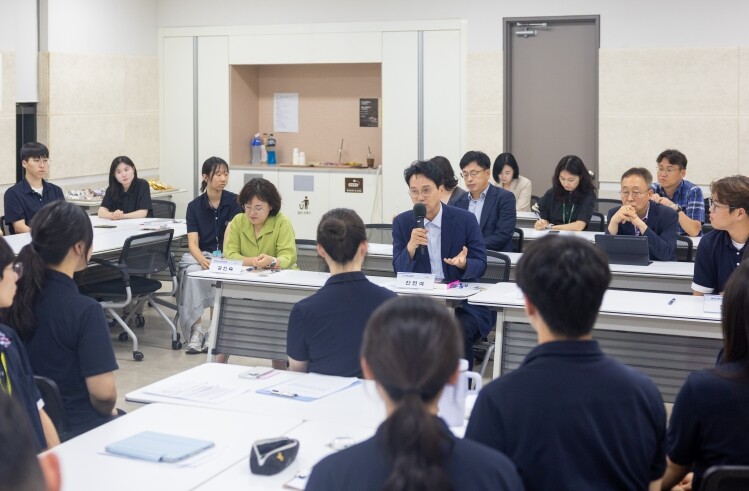 안민석 경기도교육감, "폰 ...