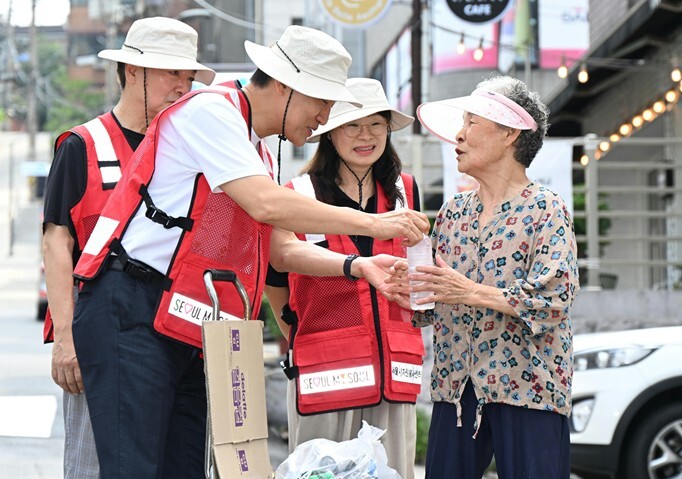 서울시 오세훈 시장, 폭염 속 폐지수...